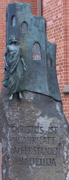 Leuchter zum Andenken an die Verstorbenen auf dem Straelener Kirchplatz 